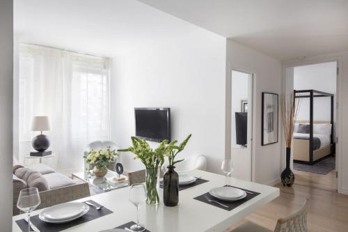 Modern 2BD in Midtown with Washer and Dryer in-unit, New York (photo 9)