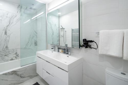 Chic and Spacious 2BD Apt with washer and dryer in unit, New York (Foto 4)