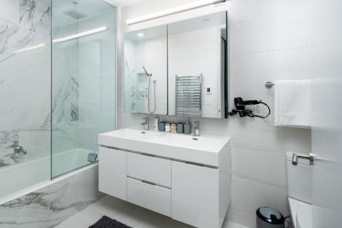 Chic and Spacious 2BD Apt with washer and dryer in unit in New York, USA