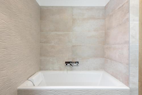 Luxury apartment with a balcony and a terrace, Praha (fotografie 11)