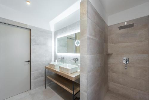 Luxury apartment with a balcony and a terrace, Praha (fotografie 3)