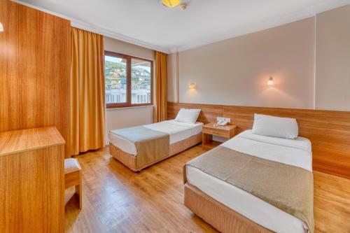 One-Bedroom Apartment with Balcony with Garden View