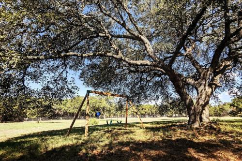 Shady Oaks Cottage: A Peaceful & Relaxing Getaway