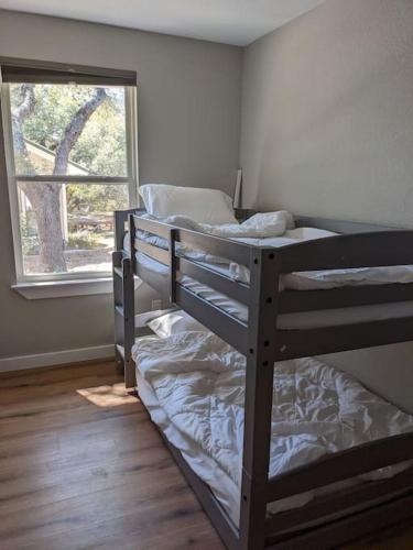 Shady Oaks Cottage: A Peaceful & Relaxing Getaway in Wimberley, USA
