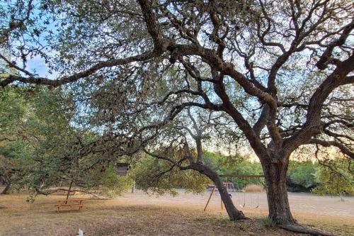 Shady Oaks Cottage: A Peaceful & Relaxing Getaway