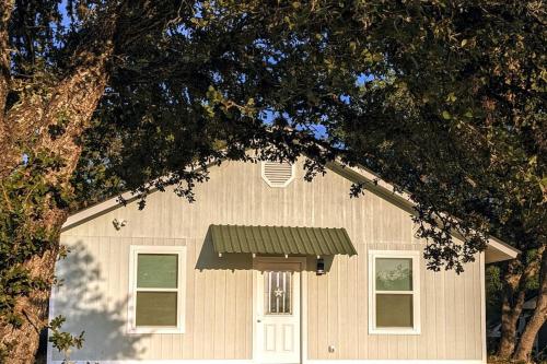 Shady Oaks Cottage: A Peaceful & Relaxing Getaway