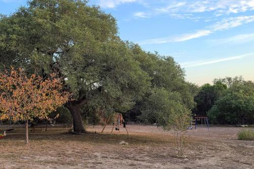 Shady Oaks Cottage: A Peaceful & Relaxing Getaway