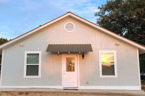 Shady Oaks Cottage: A Peaceful & Relaxing Getaway