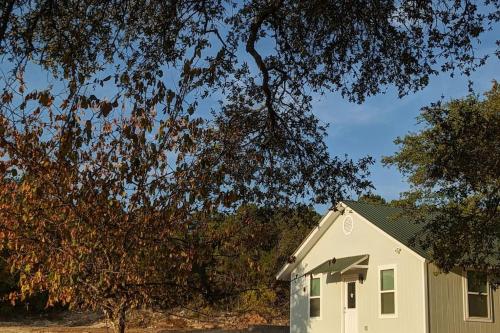 Shady Oaks Cottage: A Peaceful & Relaxing Getaway