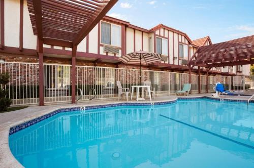 游泳池, 聖塔克拉利塔 - 瓦倫西亞速8酒店 (Super 8 By Wyndham Santa Clarita/Valencia) in 聖塔克拉利塔(CA)