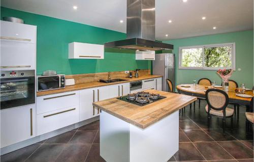 virtuve, Beautiful Home In Suze-La-Rousse in Sk