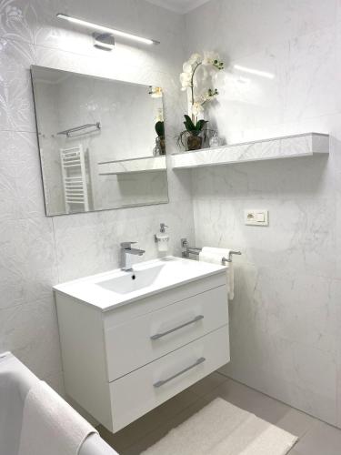 Die Eleganz - Exclusive Apartment near the City Center with Free Private Parking, Bratislava (foto 10)