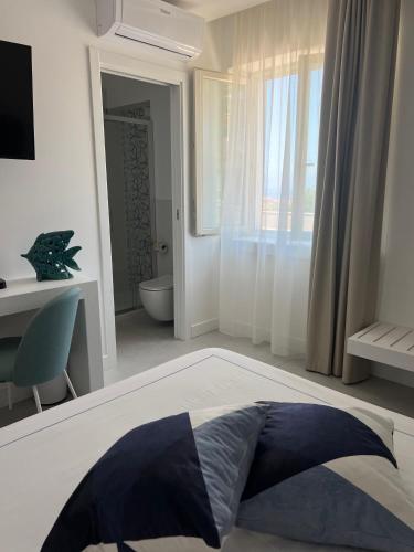 Deluxe King Room image 3