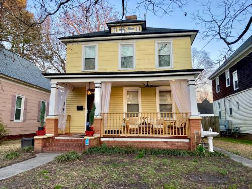 Warm & Spacious 3bdr HOME in Historic Port Norfolk in Portsmouth, USA