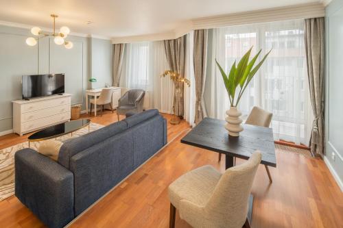 Queen'S Court Hotel & Residence - image 4