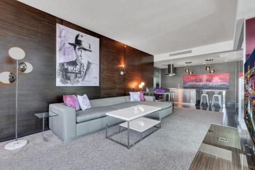Palms Place Residence Deluxe Suite with Pool and Gym detail