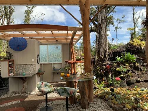 Erkély/terasz, Exotic Garden cottage at amazing volcano fissure in Hawaiian Acres (HI)