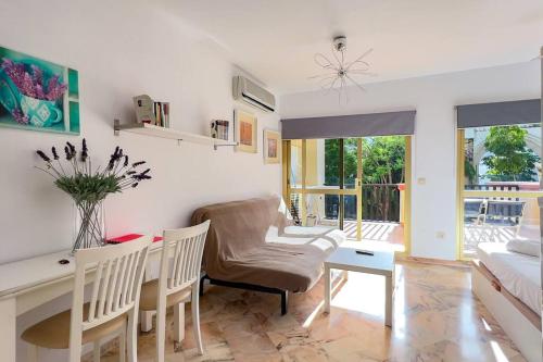 One-Bedroom Apartment image 5