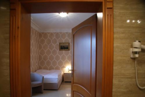 1 double bed, 1 twin bed