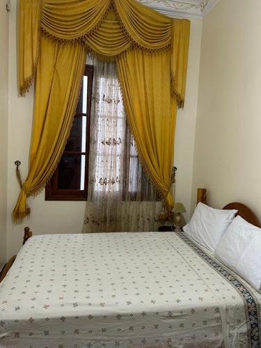 1 queen bed, 7 twin beds