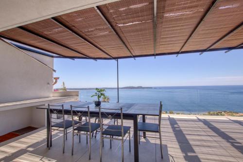 VILLA L'OISEAU BLEU 220m2 VUE MER 180, GIENS & Porquerolles - Studio