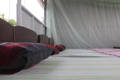 6 twin beds