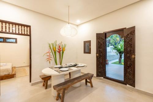Cozy Up Villa Sanur - Tap to explore photos