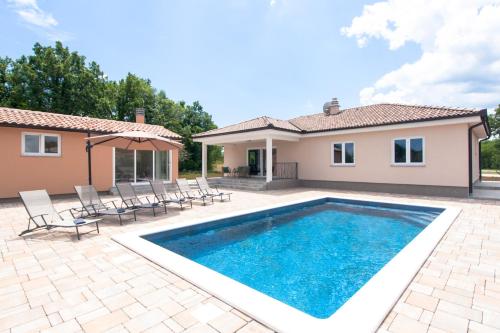 Villa Fortuna - spatious villa for 8 guests with pool and garden, Ferienhaus Istrien