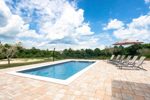 Villa Fortuna - spatious villa for 8 guests with pool and garden, Ferienhaus Istrien