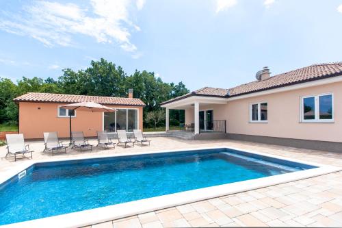 Villa Fortuna - spatious villa for 8 guests with pool and garden, Ferienhaus Istrien