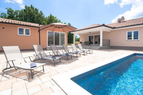 Villa Fortuna - spatious villa for 8 guests with pool and garden, Ferienhaus Istrien