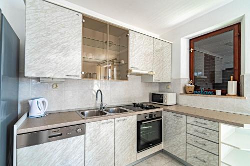 Three-Bedroom Apartment with Terrace and Sea View image 9