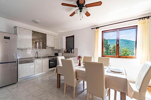 Three-Bedroom Apartment with Terrace and Sea View image 6