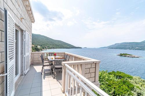 Three-Bedroom Apartment with Terrace and Sea View image 3