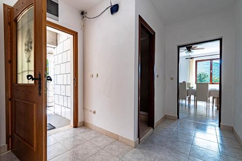 Three-Bedroom Apartment with Terrace and Sea View image 1