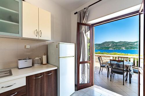 One-Bedroom Apartment with Terrace and Sea View image 7