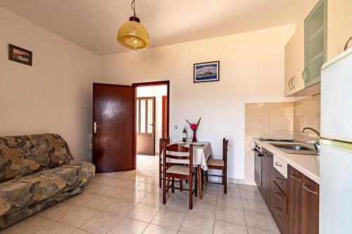 One-Bedroom Apartment with Terrace and Sea View image 5