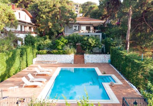 Garden, Homie Suites - 3br villa w pool in Heybeliada in Heybeliada
