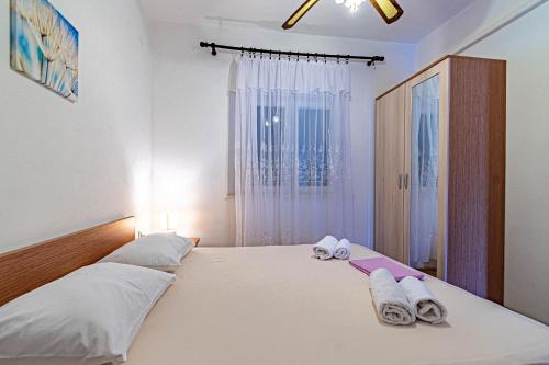 One-Bedroom Apartment with Terrace and Sea View image 8
