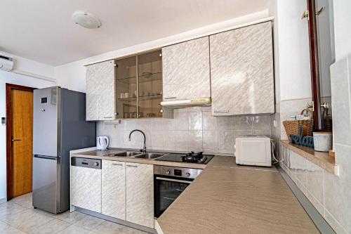 Three-Bedroom Apartment with Terrace and Sea View image 8