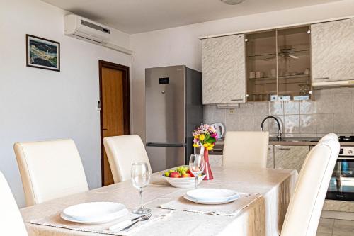 Three-Bedroom Apartment with Terrace and Sea View image 5