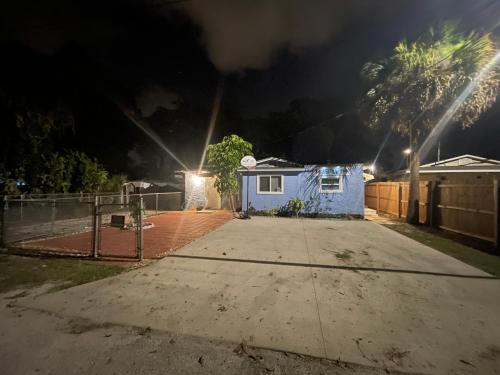 The Little Blue House - Pet Friendly! Fenced Backyard with Tiki Bar & Fire Pit