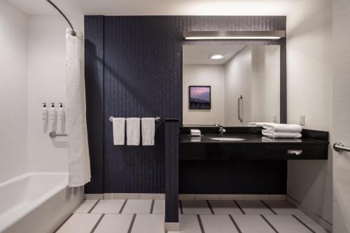 Fairfield Inn & Suites by Marriott Akron Fairlawn - image 4