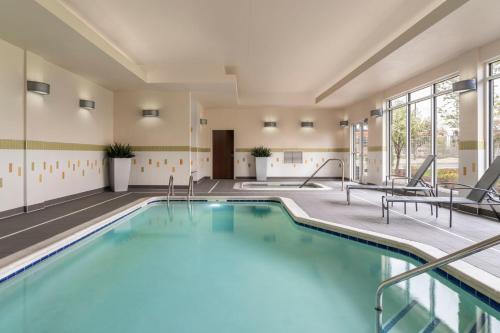 Fairfield Inn & Suites by Marriott Akron Fairlawn - image 10