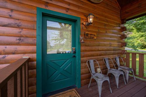 American Eagle Cabin, FREE tickets 3 bed 3 bath with game room, hot tub, Wi-Fi, easy roads