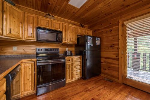 American Eagle Cabin, 3 bed 3 bath 2300 sq ft with game room, hot tub, Wi-Fi, easy roads in Sevierville, USA