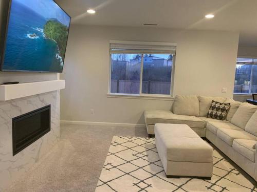 Luxe Living Lake Stevens Home! - image 14