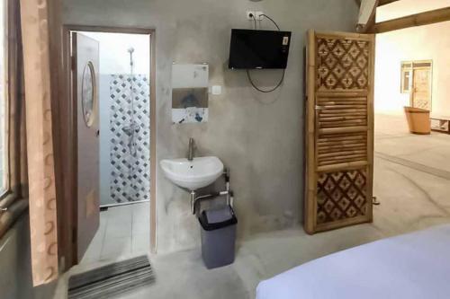 Bathroom, Sukawana Guest House Mitra RedDoorz in Majalengka