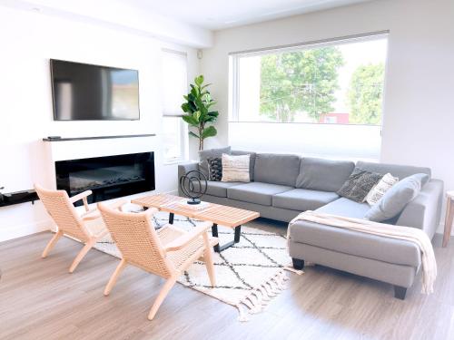 *NEW* HAVN HOUSE MODERN RETREAT - STEPS FROM BEACH in Penticton, Canada