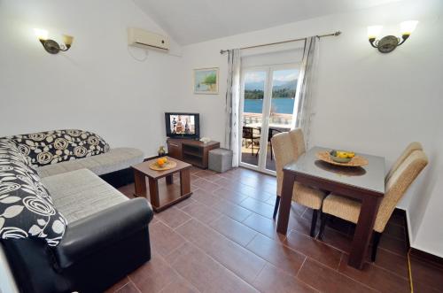 One Bedroom Apartment with Balcony and Sea View (4 Adults) image 10